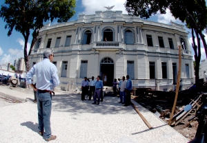 Governador Marcelo Déda visita obra do antigo Atheneuzinho